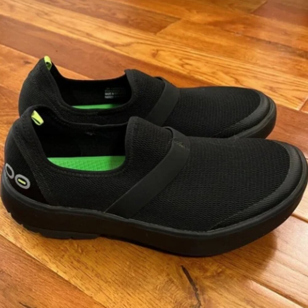 Oofos Women’s OOMG EEZEE Low Shoe in Black Size 10